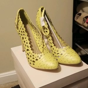 High heeled pale green pump